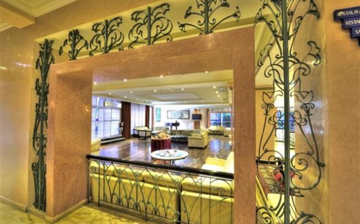 Golden Tulip Farah