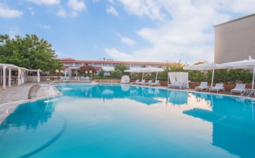 Antigoni Beach Hotel & Suites