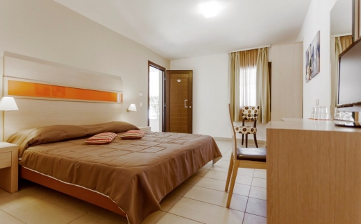 Lagomandra Beach & Suites