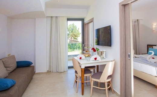 Minos Aparthotel And Suites