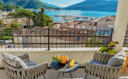 Lazure Hotel & Marina