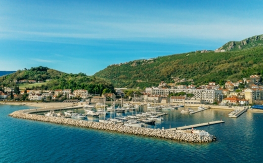 Lazure Hotel & Marina