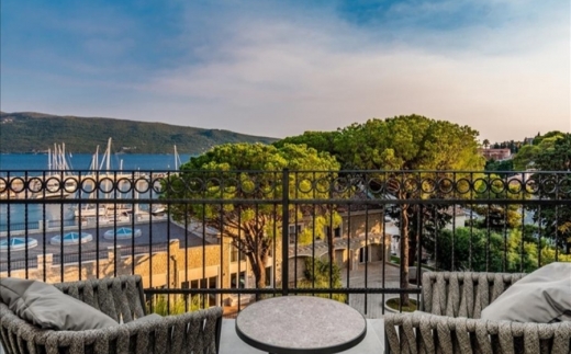 Lazure Hotel & Marina